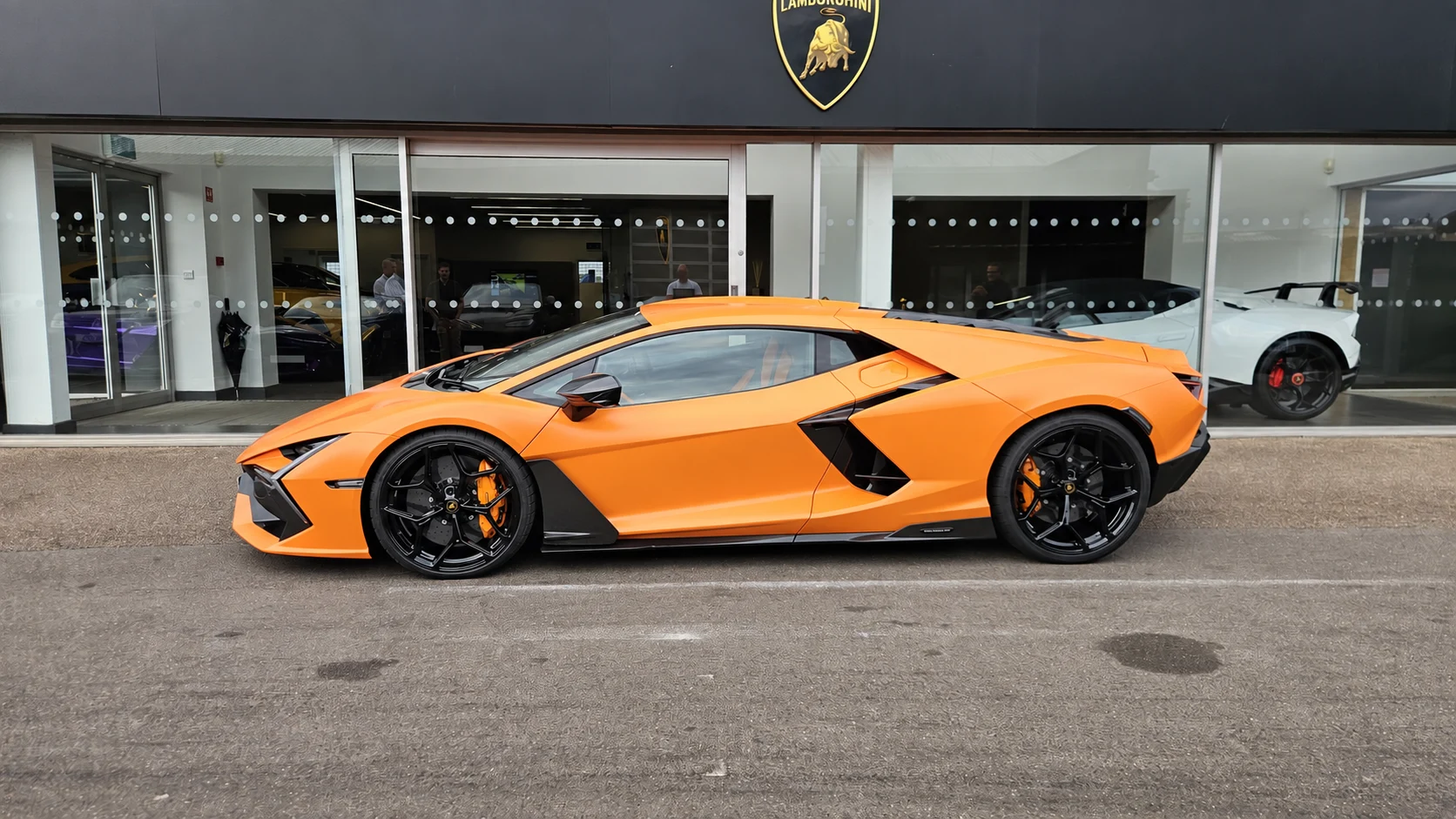 Lamborghini Revuelto — Šoninis profilis — užbaigtas automobilis