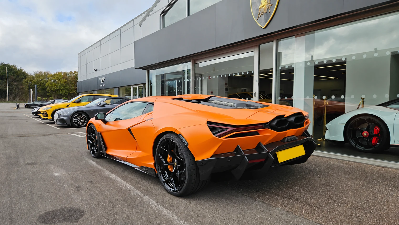 Lamborghini Revuelto — Galinis rakursas prie salono