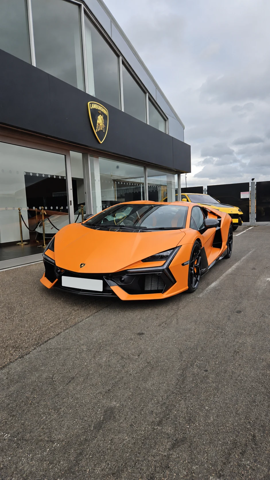 Lamborghini Revuelto — Vertikalus kadras prie Lamborghini salono