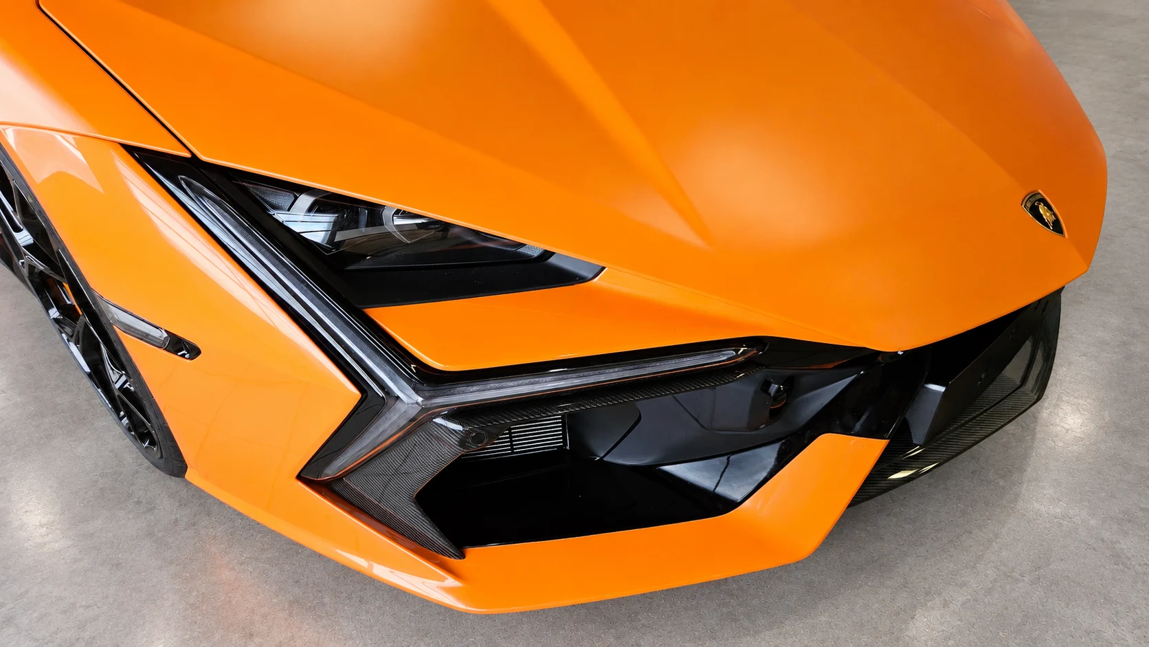 Lamborghini Revuelto — Užbaigta detalė — kapotas, žibintas ir anglies pluoštas