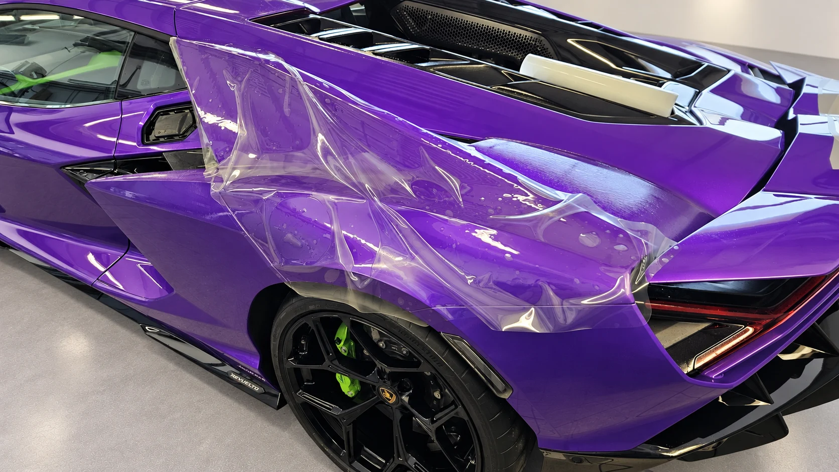 Lamborghini Revuelto — PPF procesas — galinio sparno apsauga