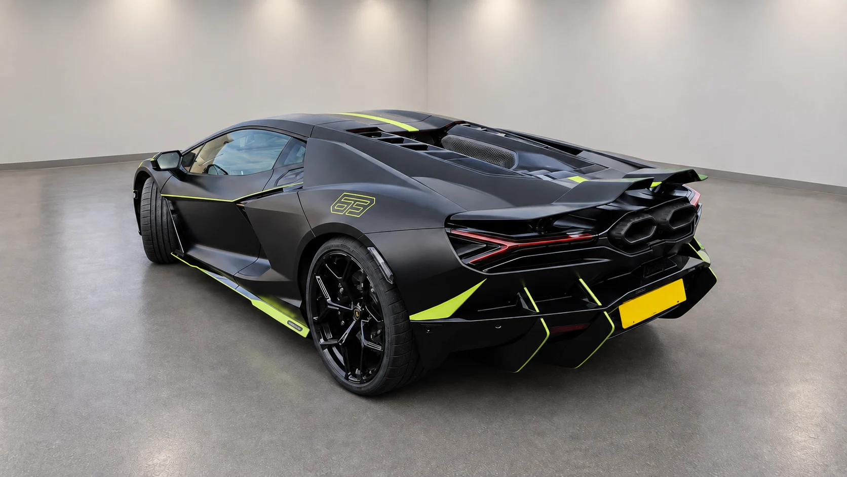 Lamborghini Revuelto — Galinis rakursas — individuali „63“ grafika