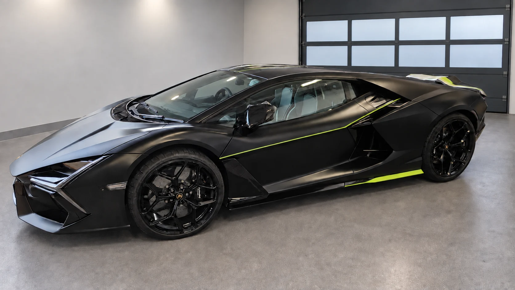 Lamborghini Revuelto — Grafikos procesas — šoninės linijos ir slenksčio akcentas
