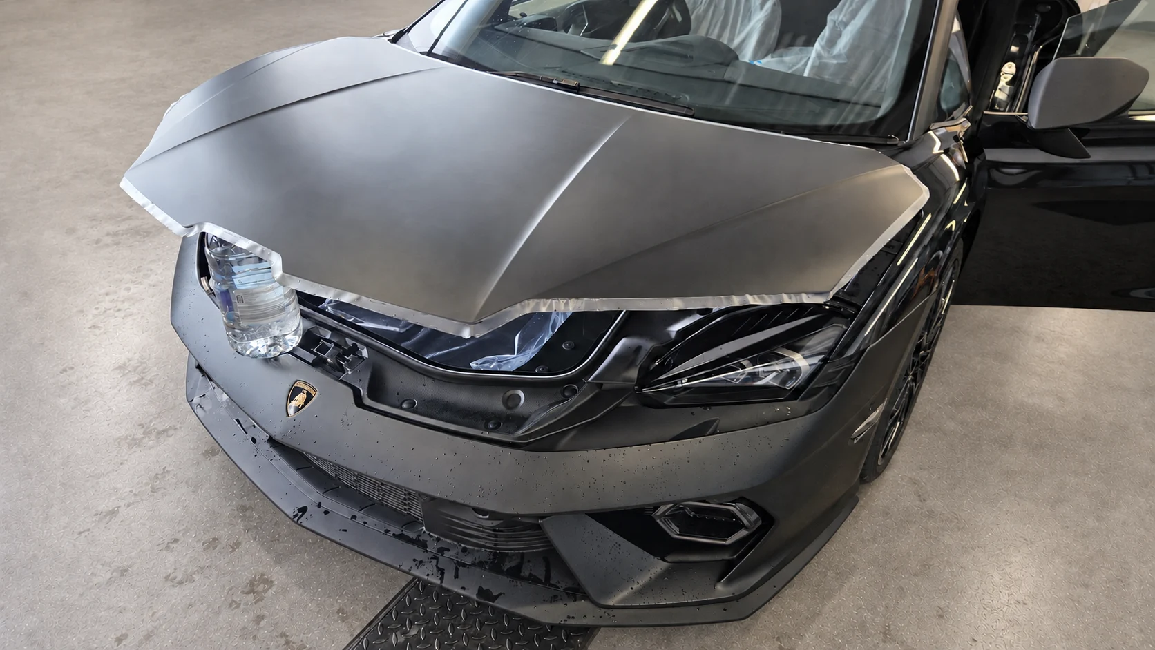 Lamborghini Temerario — Klijavimo procesas — kapoto plėvelė prieš kraštų užbaigimą