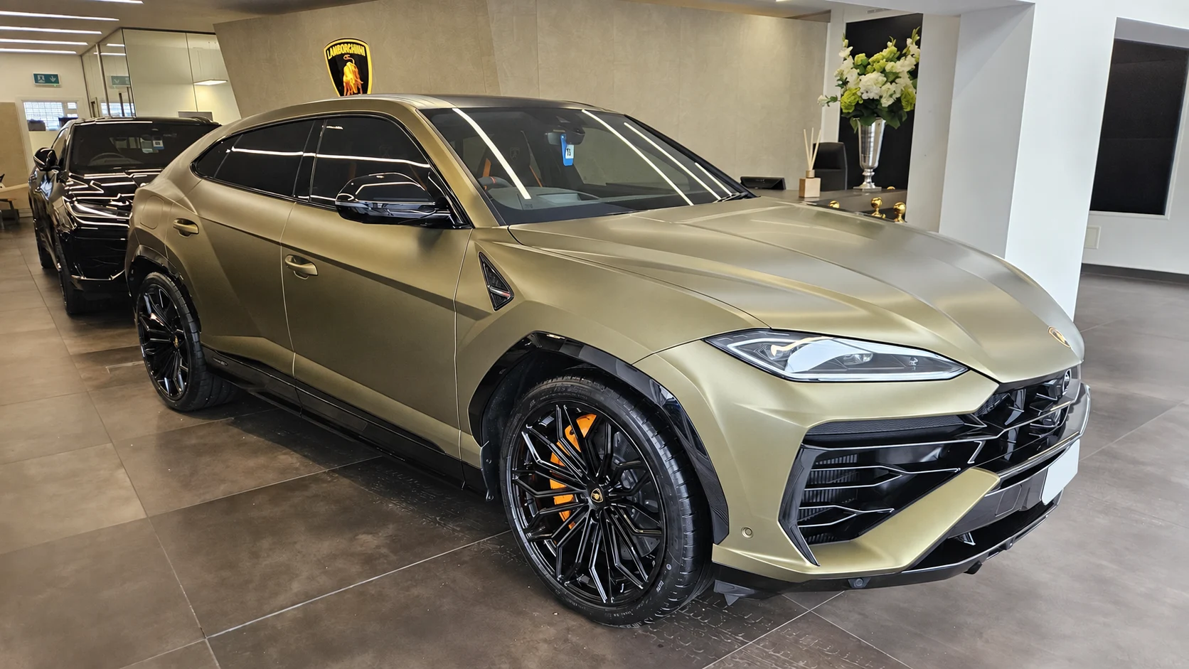 Auksinis Lamborghini Urus ekspozicijos salone