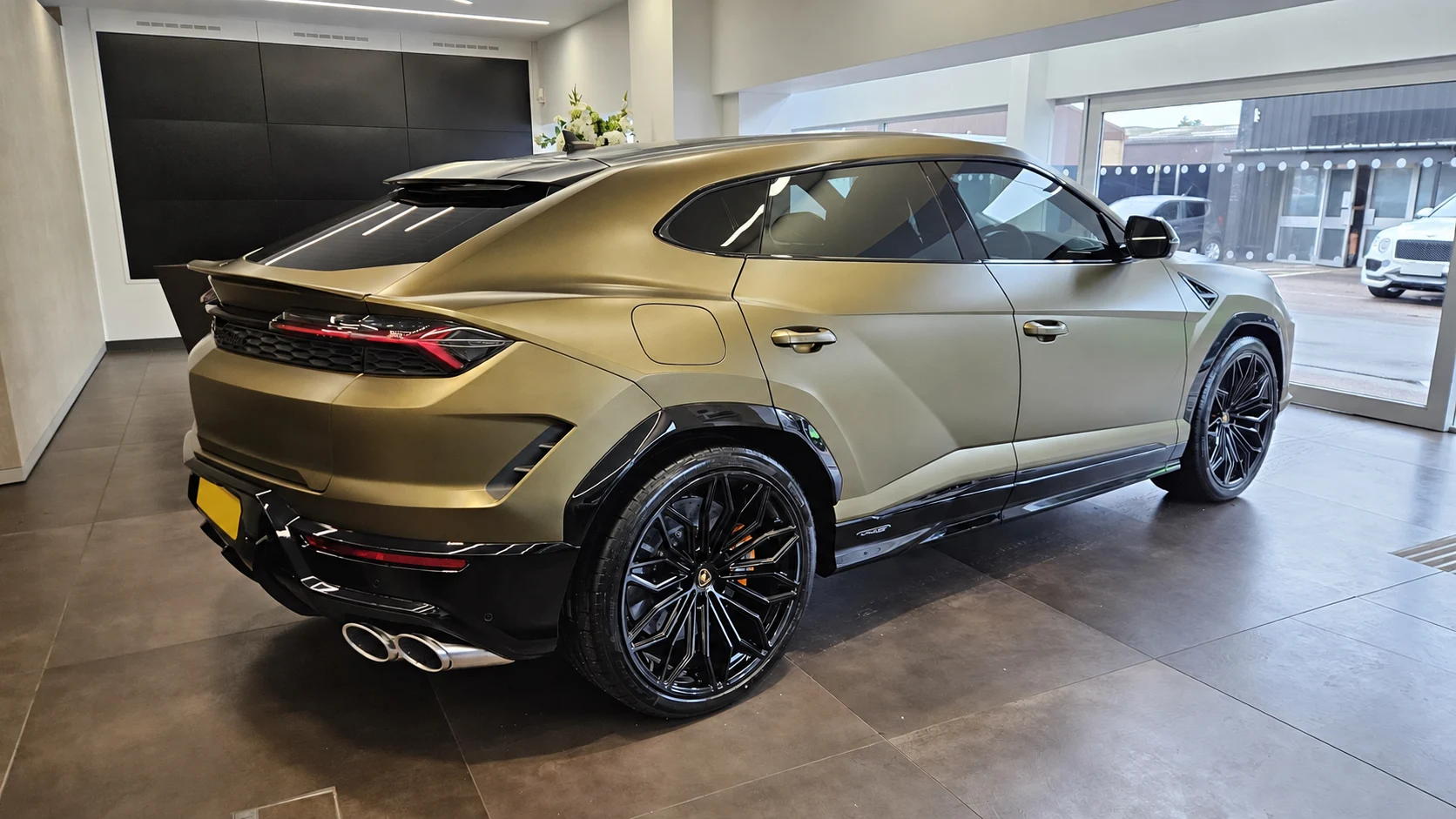Lamborghini Urus — Galinis rakursas — kėbulo linijos